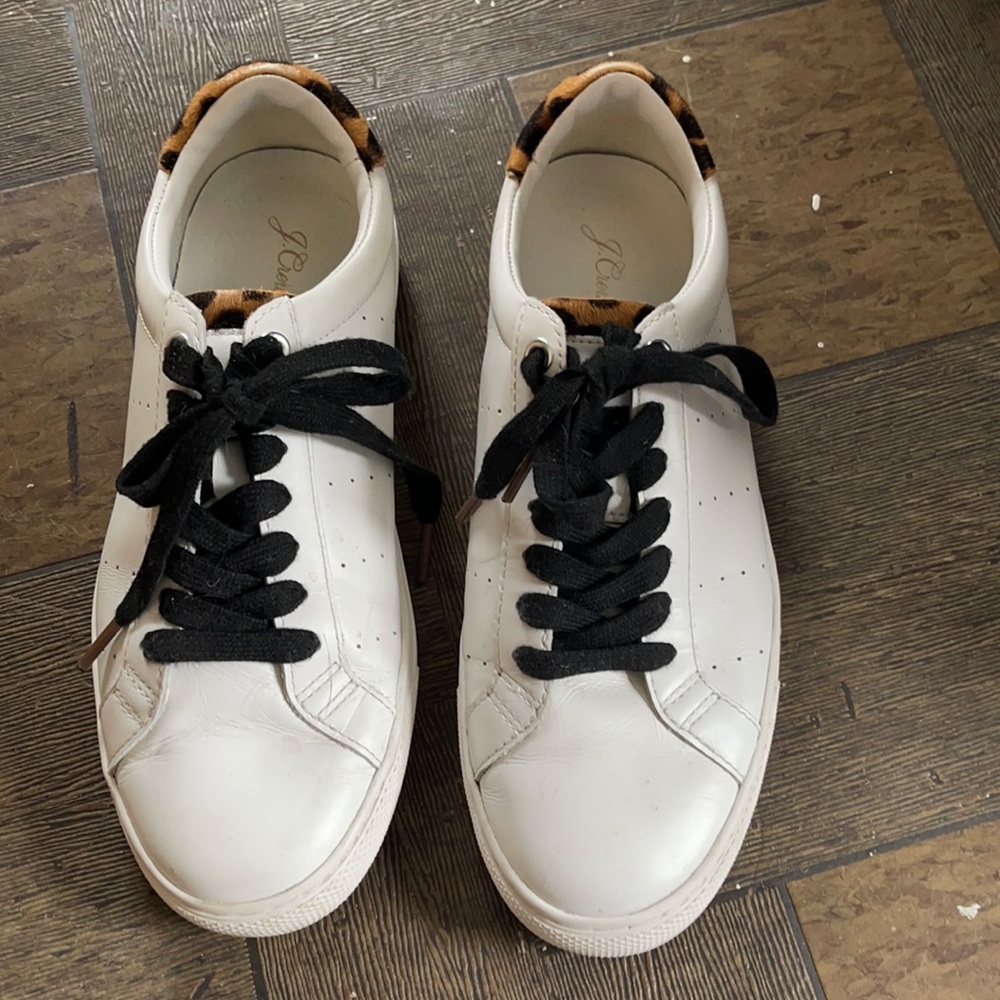 White tennis sneaker with leopard back